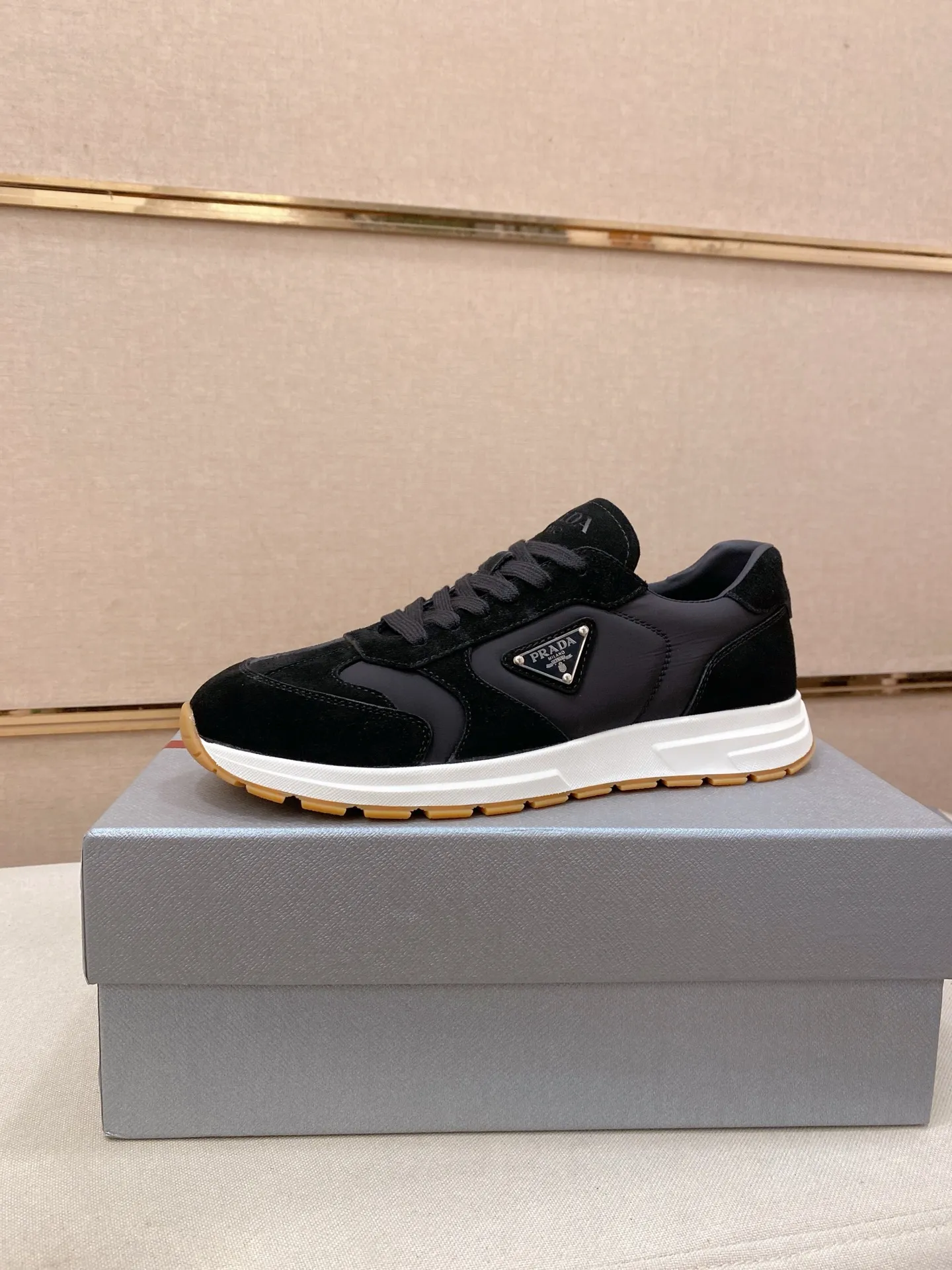 Men's Men's Shoes 💰 620💰 ✔️✔️✔️High version High-quality new PRADA (Prada) counters are launched simultaneously. The new men's shoes and 😘fabrics are selected from first-layer cowhide fabrics. Lining: Imported cowhide leather lining. 👍🏿High-end☄️Open-molded non-slip rubber outsole, exquisite lines, simple and elegant, comfortable and high-end for leisure travel. Code number: 38 to 45